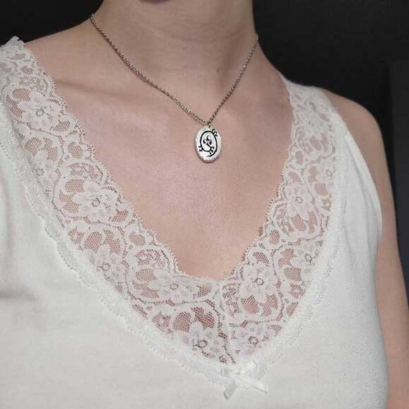 Iridescent Victorian Gothic floral necklace with a small silver chain - Picture 6 of 11